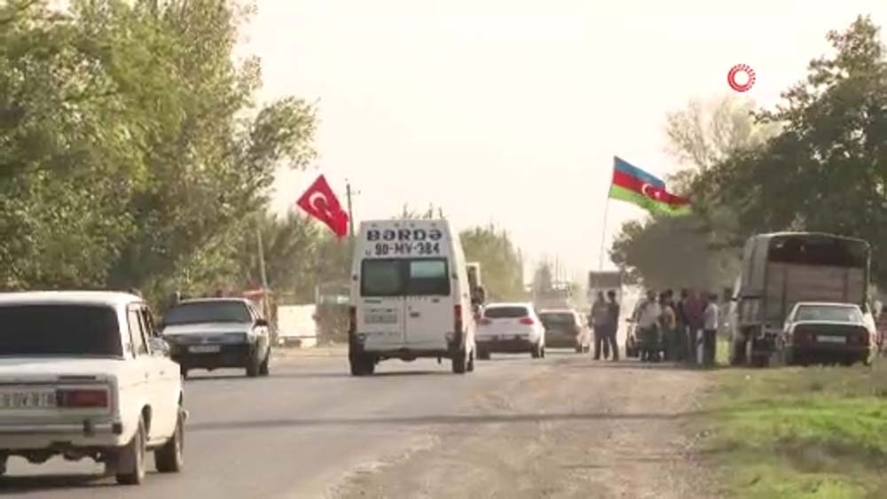 Azerbaycanlılar Azerbaycan ve Türk bayraklarıyla askere desteğini gösterdi