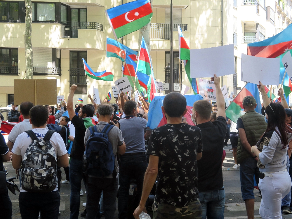 Azerbaycanlılardan Ermenistan’ın Paris Büyükelçiliği önünde protesto
