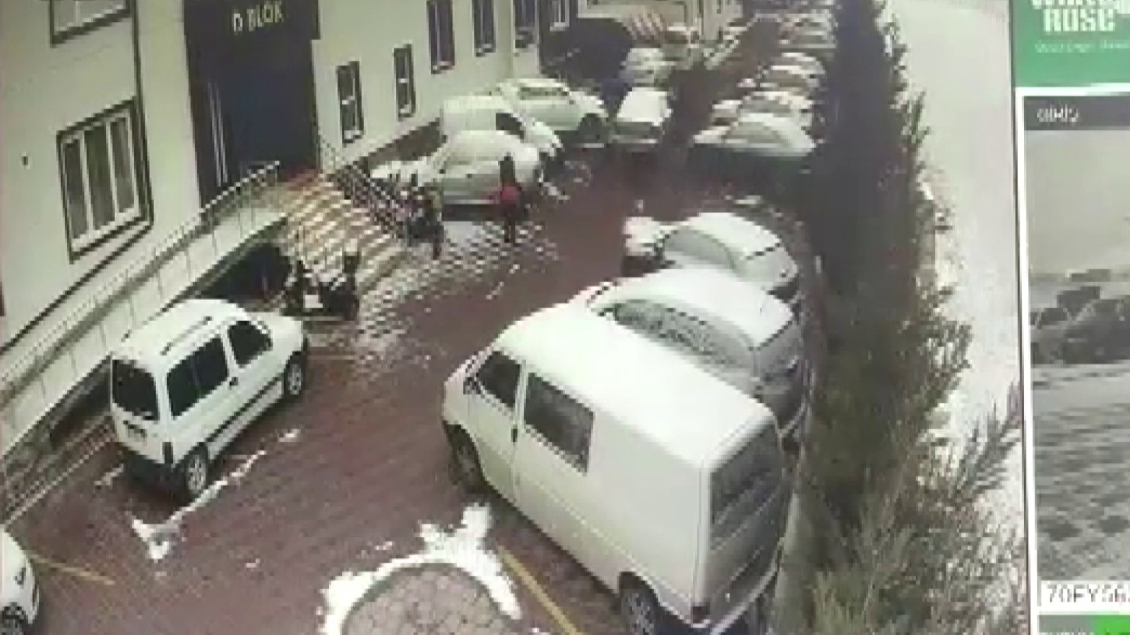 Baba ve kucağındaki kızına otomobilin çarptığı kaza kameraya yansıdı
