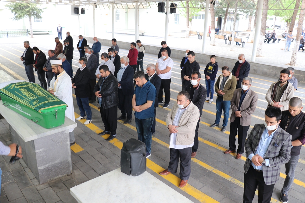 Babası tarafından öldürülen küçük kız son yolculuğuna uğurlandı