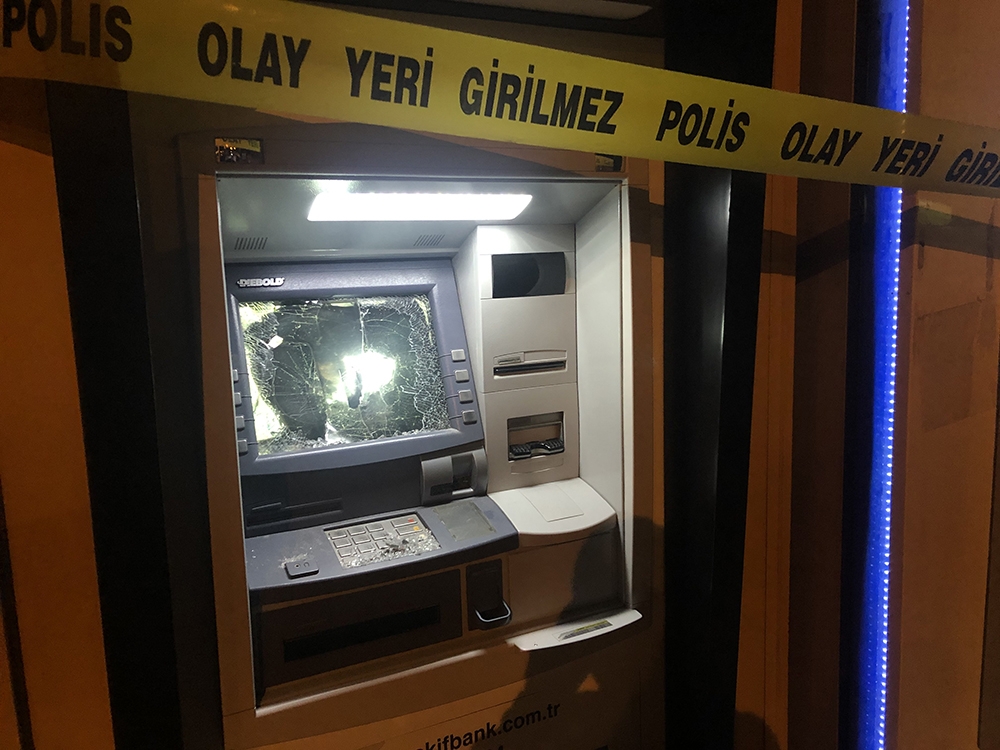 Babasına kızan kadın ATM’leri böyle parçaladı
