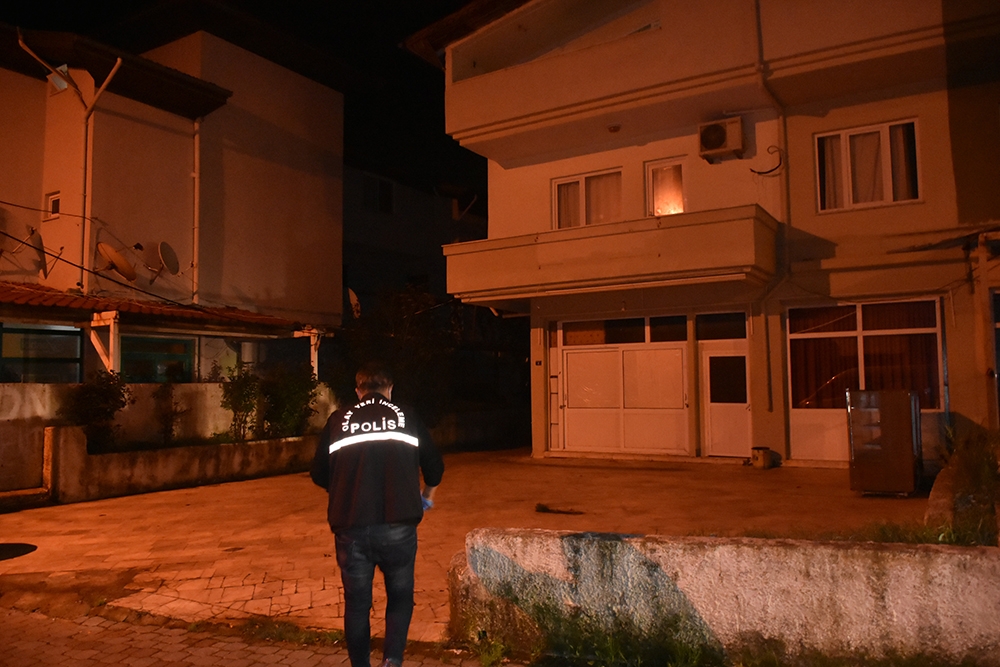 Babasını kalbinden bıçaklayıp öldürdü