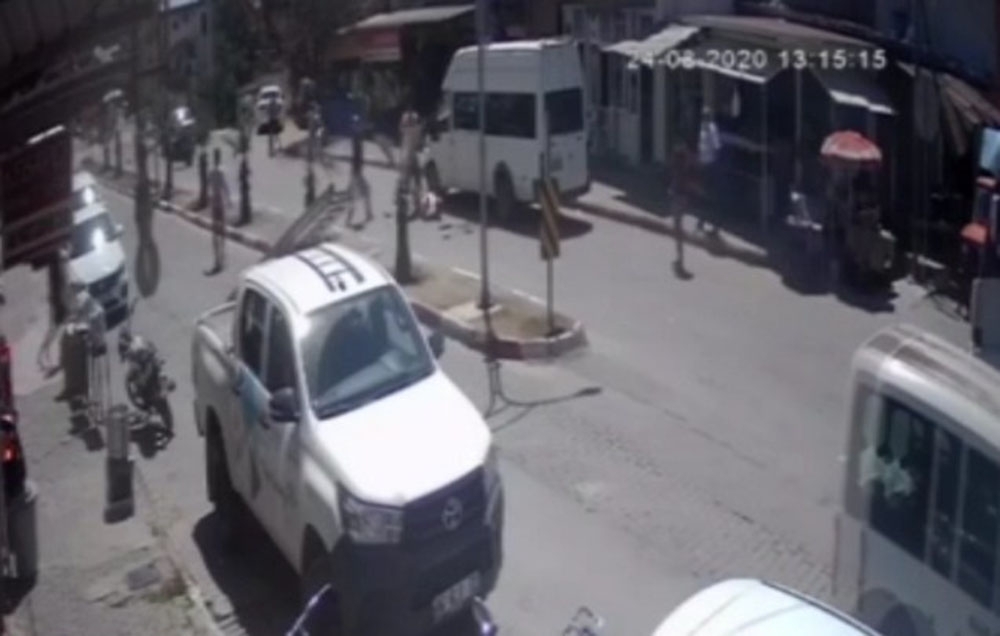 Babasını sokak ortasında bıçaklayarak öldürdü
