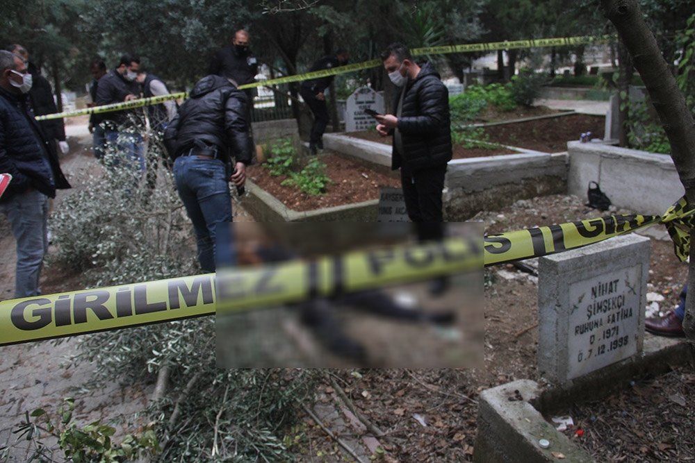 Babasının mezarı başında ölü bulundu