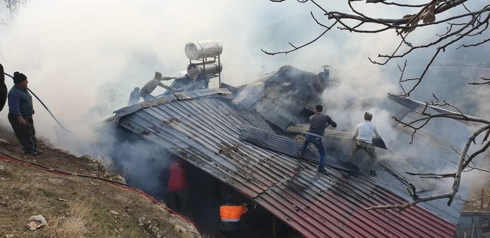 Bacadan çıkan kıvılcım evi küle çevirdi
