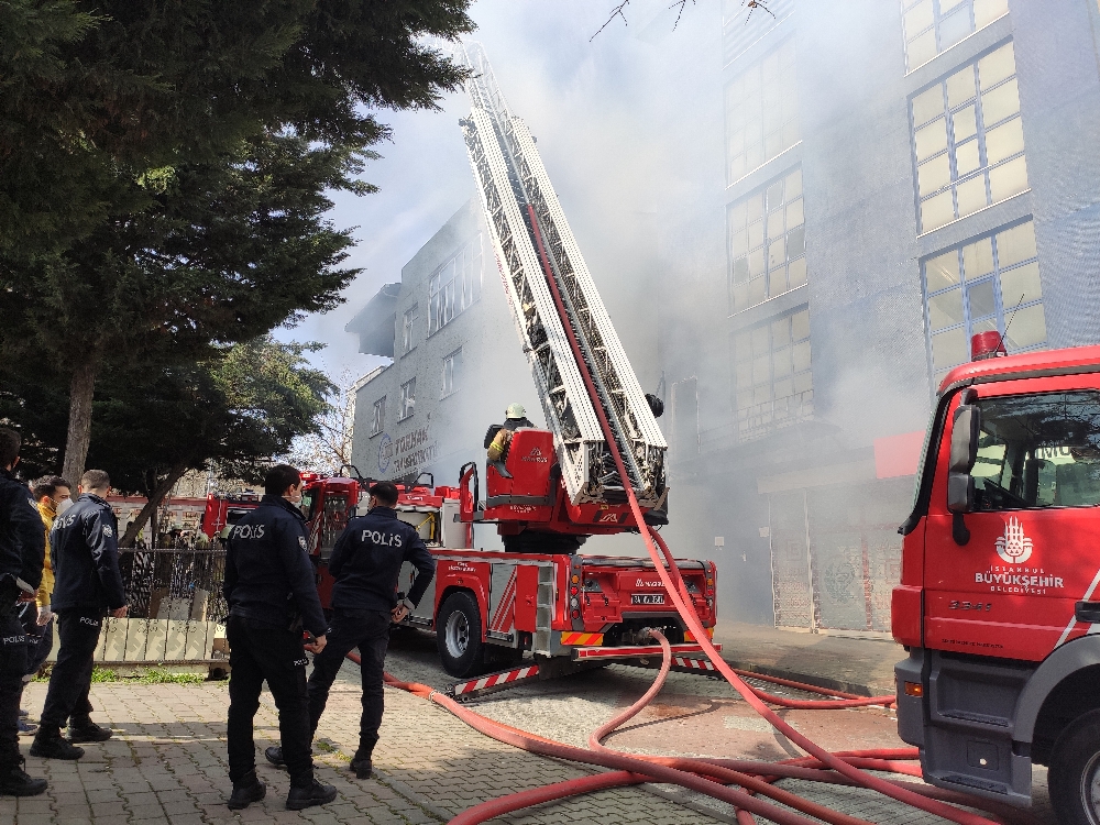 Bağcılar’da çatı yangını paniği