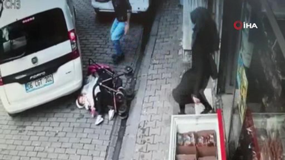 Bağcılar’da içinde bebek bulunan araba yola düştü, o anlar kameraya yansıdı