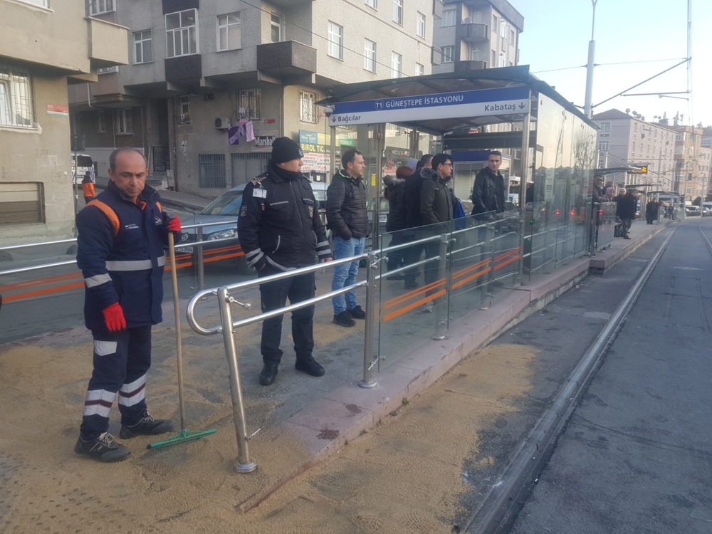 Bağcılar’da iki araç kaza yaptı, tramvay seferleri durdu