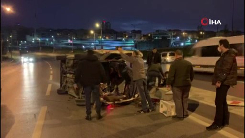 Bağcılar’da kontrolden çıkan otomobil devrildi