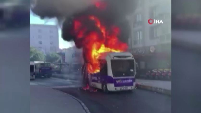 Bağcılar’da park halindeki yolcu minibüsü alev topuna döndü