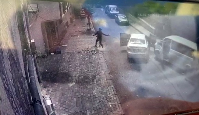 Bağcılar’da polise silahlı saldırı anı kamerada