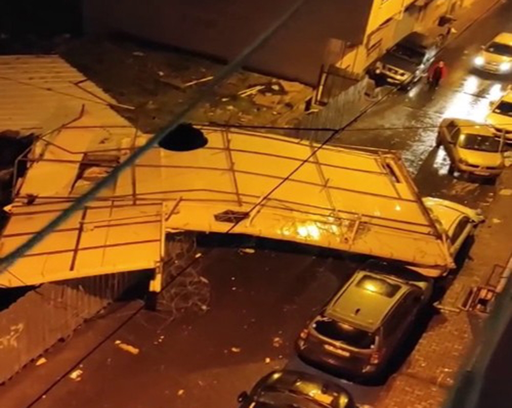 Bağcılar’da uçan çatı evlerin içine girdi: 1 yaralı