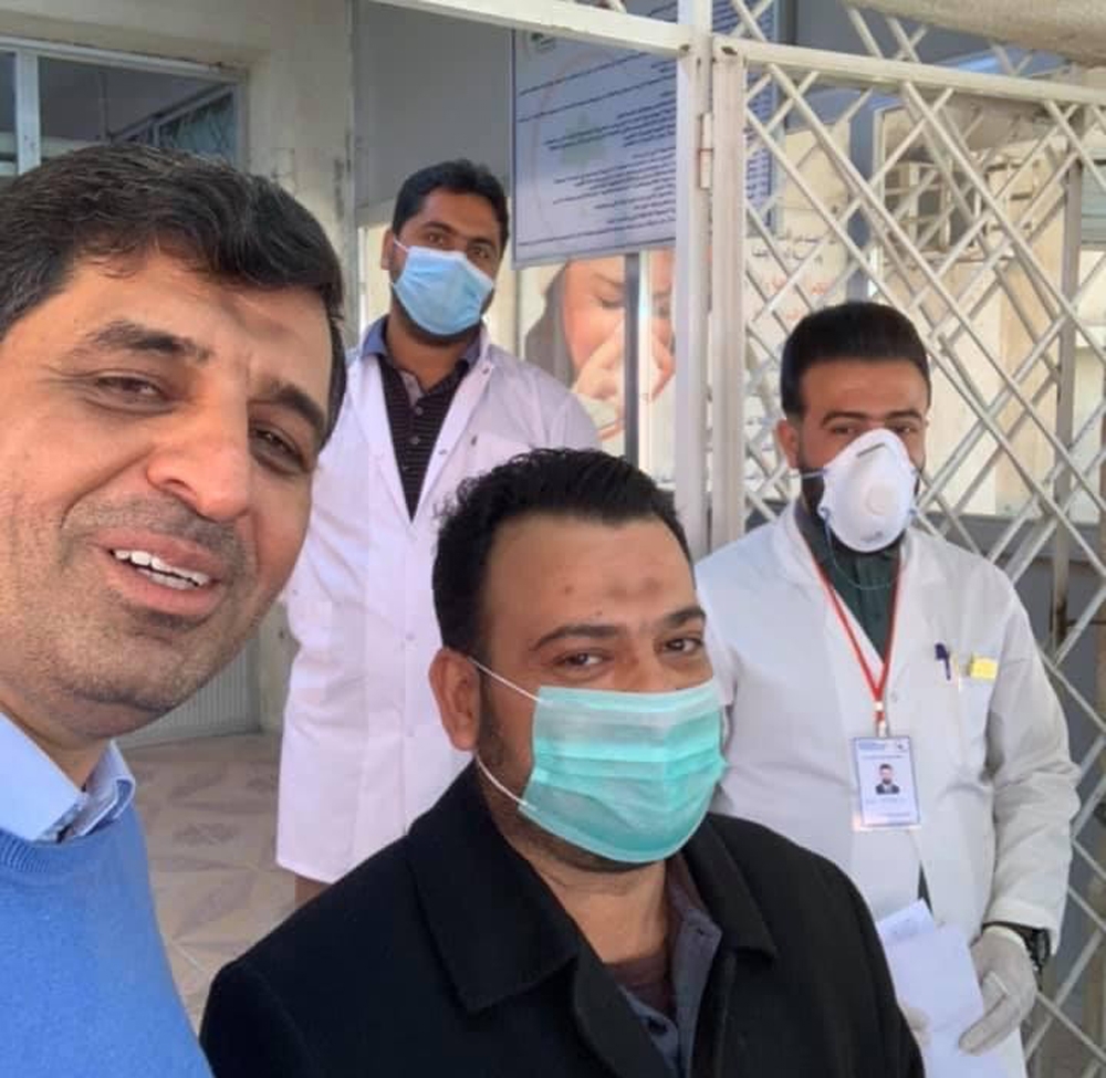 Bağdat’ta doktorlar, virüs tedavisi tamamlanan ilk hastayla selfie çektirdi