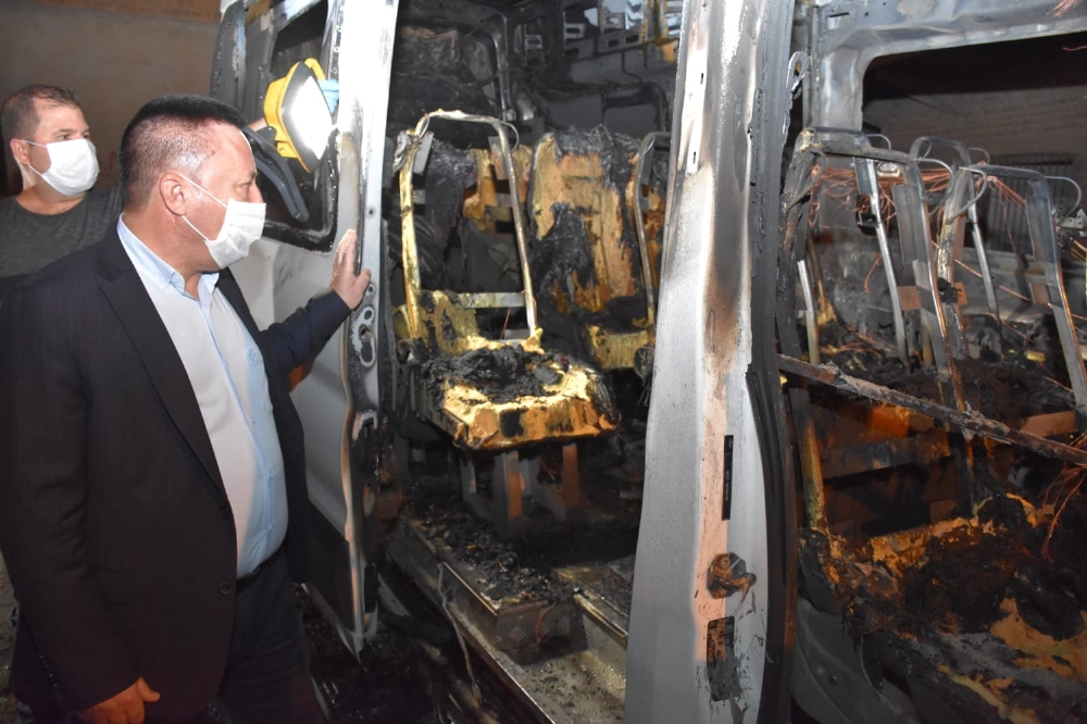 Bağlar Belediyesi yine terörün hedefinde: Temizlik aracından sonra bu kez servis aracı yakıldı