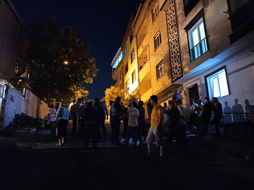Bahçede otururken koluna mermi isabet etti