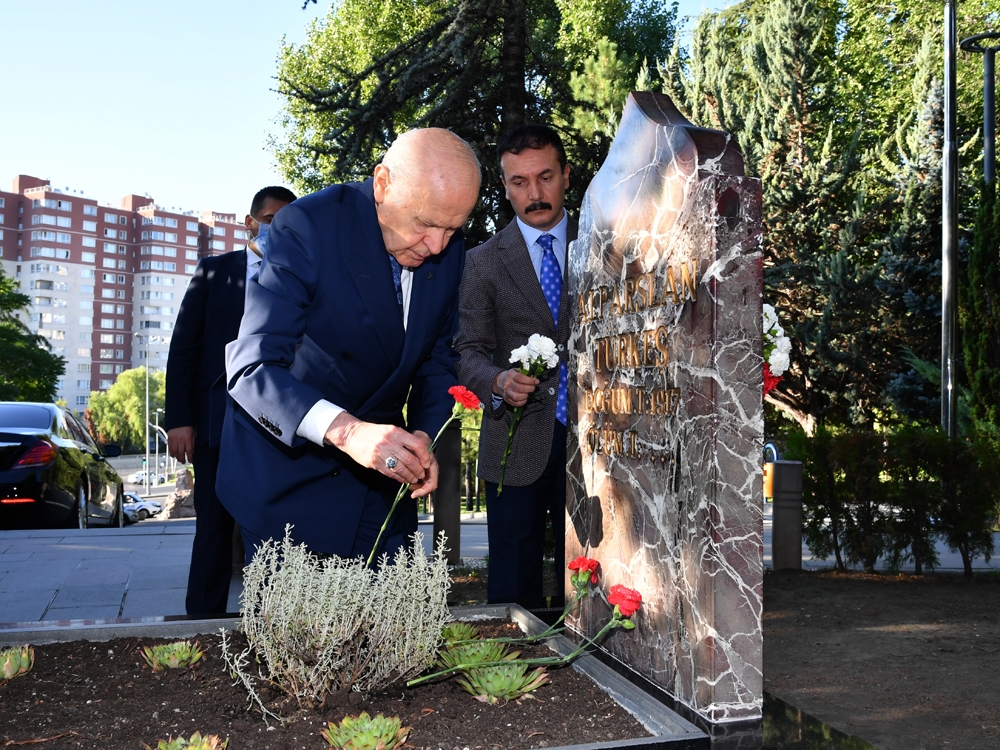 Bahçeli, Alparslan Türkeş’in mezarını ziyaret etti