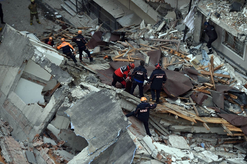 Bahçelievler’de 7 katlı bina çöktü, AFAD hassas cihazlarla ses dinleme çalışması yaptı