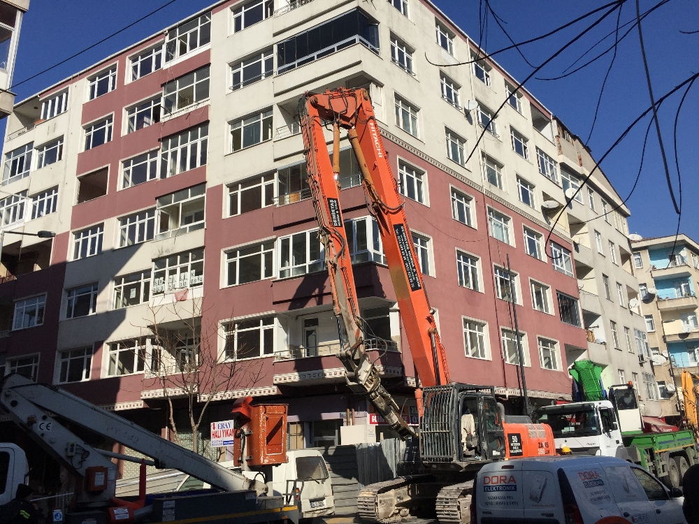 Bahçelievler’de ağır hasarlı binaların yıkımına başlandı