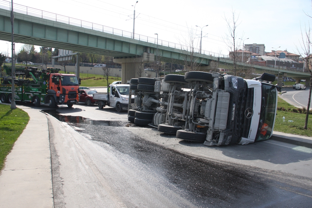 Bahçelievler’de beton mikseri devrildi: 1 yaralı