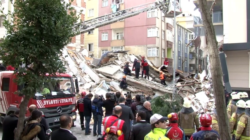 Bahçelievler’de çöken 7 katlı binanın çökme anı kamerada