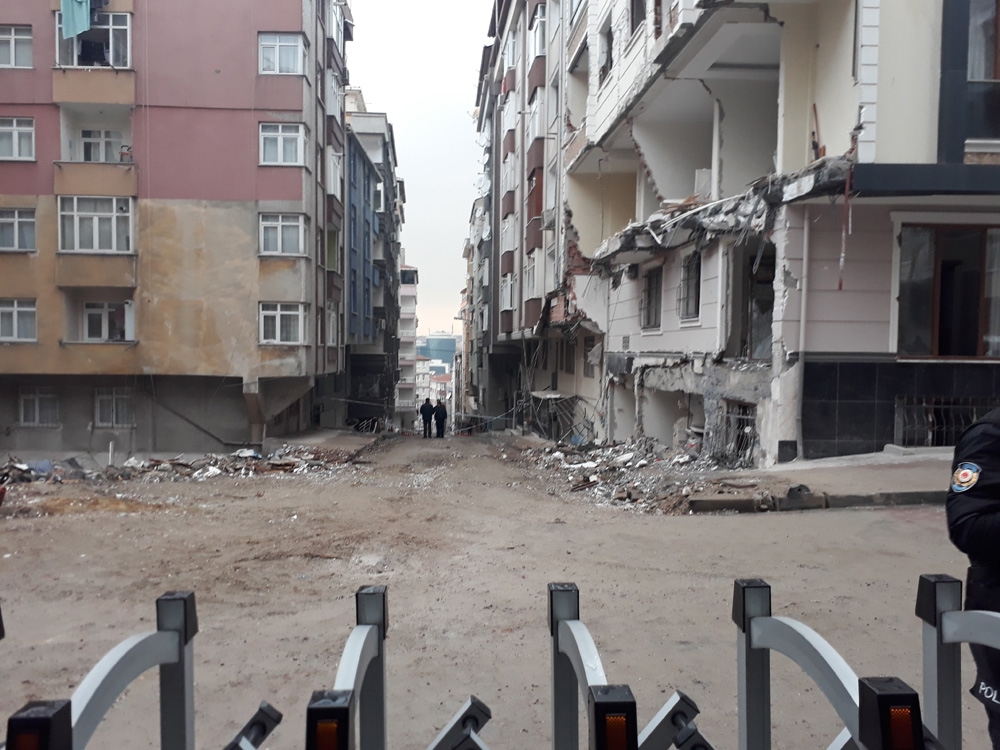 Bahçelievler’de çöken binada tedbir amaçlı bekleyiş sürüyor