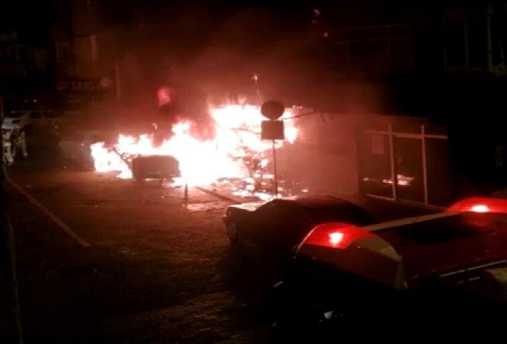 Bahçelievler’de dükkana giren otomobil alev topuna döndü