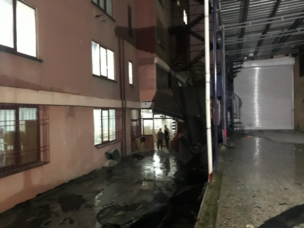 Bahçelievler’de fabrikanın çatısı uçtu