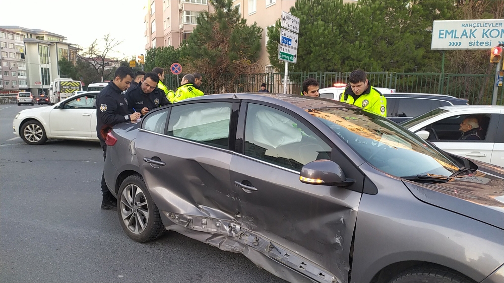 Bahçelievler’de iki otomobil çarpıştı: 5 yaralı