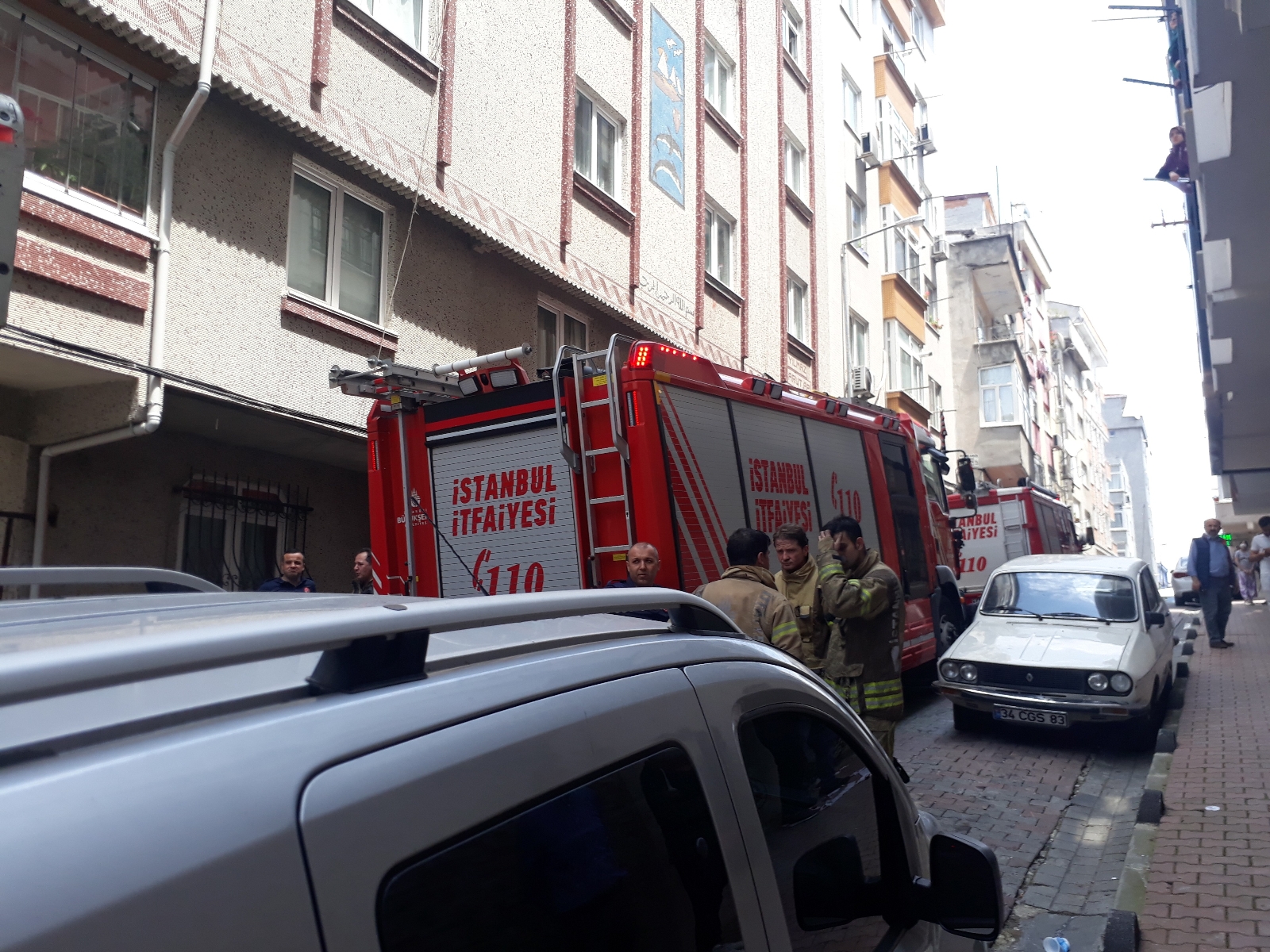 Bahçelievler’de yangın paniği: 3’ü bebek 12 kişi itfaiye merdiveniyle tahliye edildi