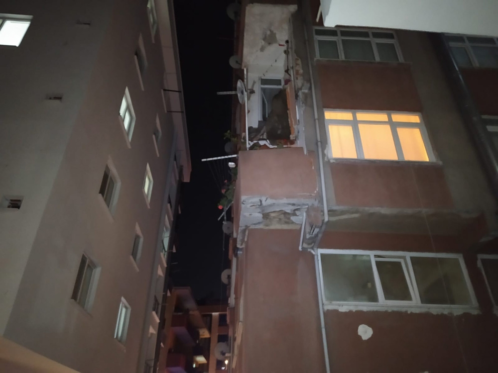 Bahçelievler’de yıkım kararı olan binanın balkonu çöktü: 1 yaralı