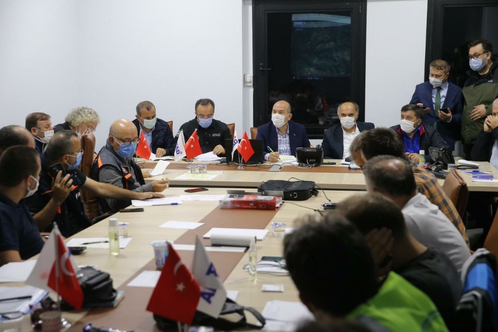 Bakan  Soylu, sel felaketinin yaşandığı Giresun Dereli’de incelemelerde bulundu