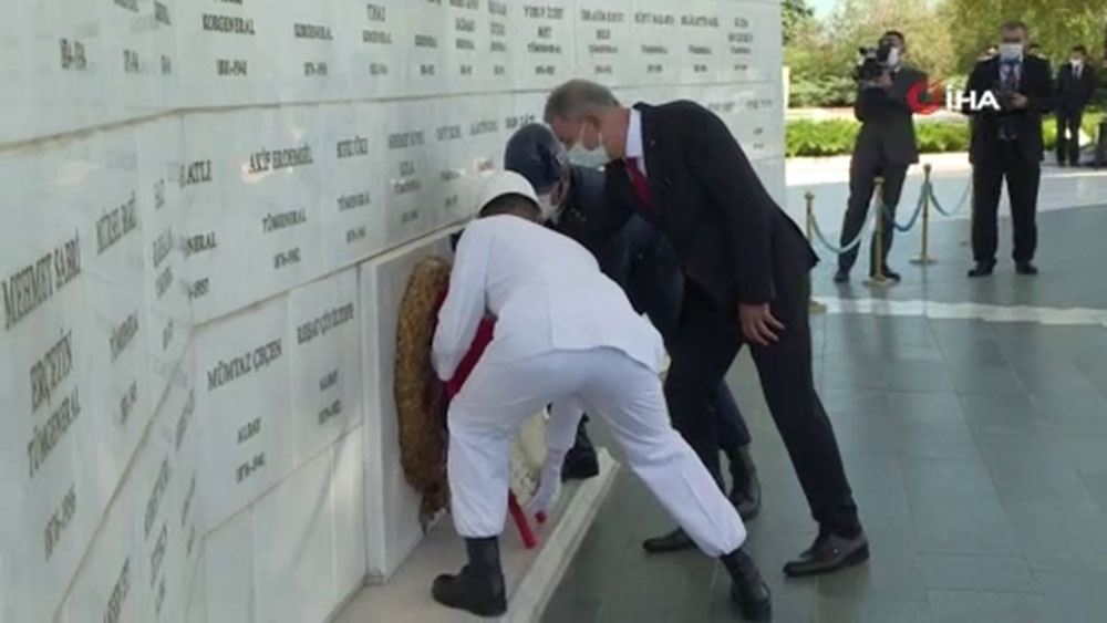 Bakan Akar, Devlet Mezarlığı’nı ziyaret etti