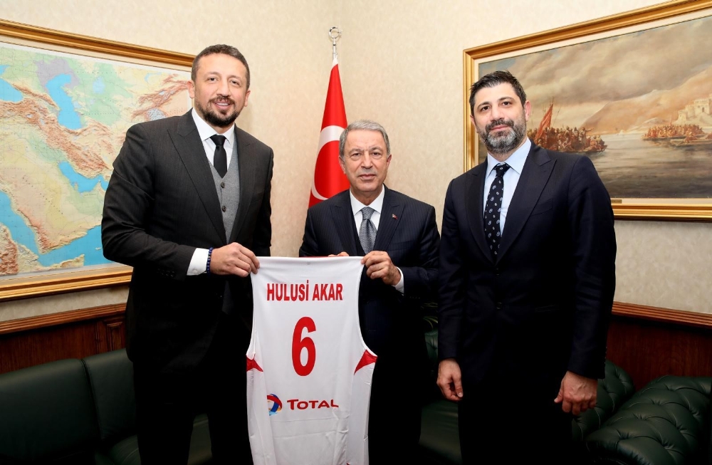 Bakan Akar, Hidayet Türkoğlu ile bir araya geldi