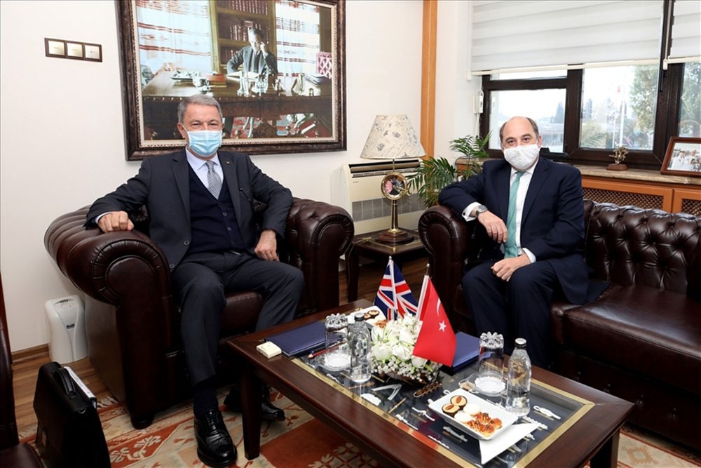Bakan Akar, İngiliz mevkidaşı ile görüştü