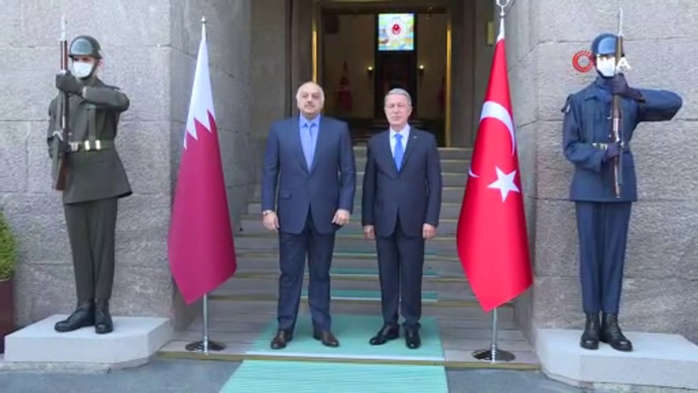 Bakan Akar, Katar Savunma Bakanı ile bir araya geldi