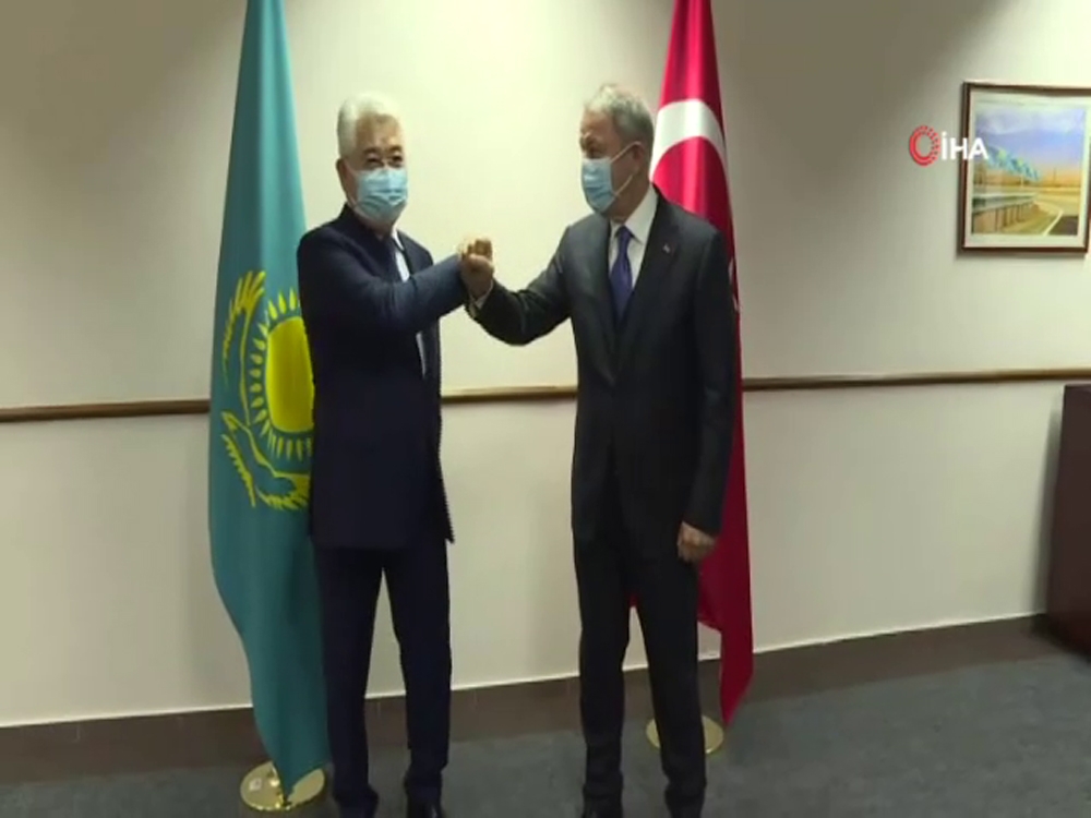 Bakan Akar Kazakistan Sanayi ve Altyapı Geliştirme Bakanı Atakulov ile görüştü