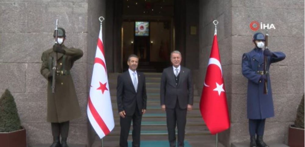 Bakan Akar, KKTC Dışişleri Bakanı Ertuğruloğlu ile bir araya geldi