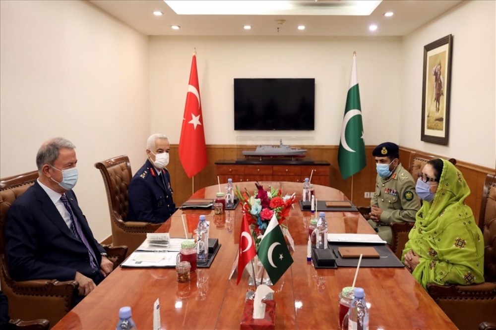 Bakan Akar, Pakistanlı mevkidaşı Khan ile bir araya geldi