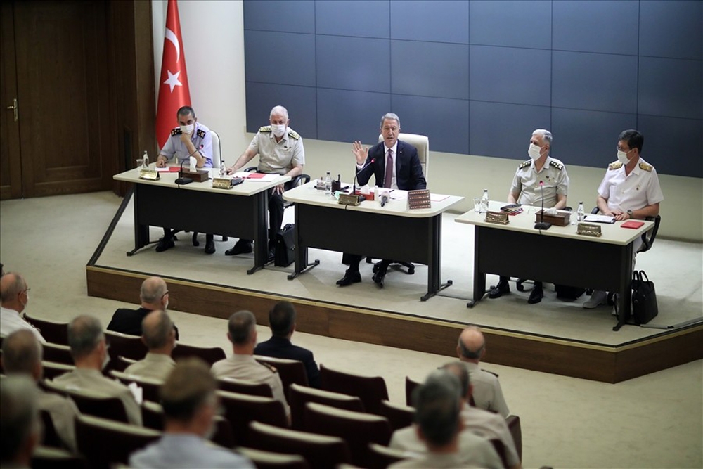 Bakan Akar, terfi eden ve atama gören general ve amirallerle bir araya geldi