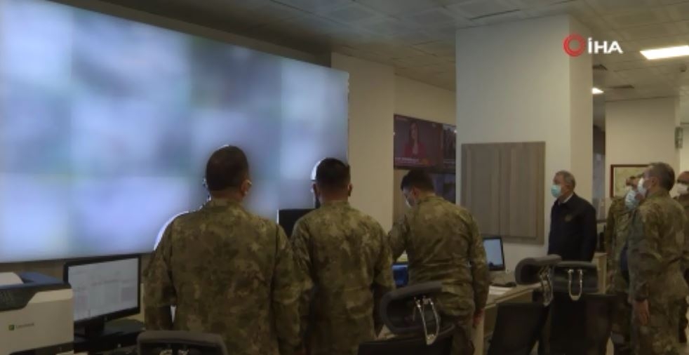 Bakan Akar ve komuta kademesi Pençe operasyonlarını harekat merkezlerinden sevk ve idare ediyor