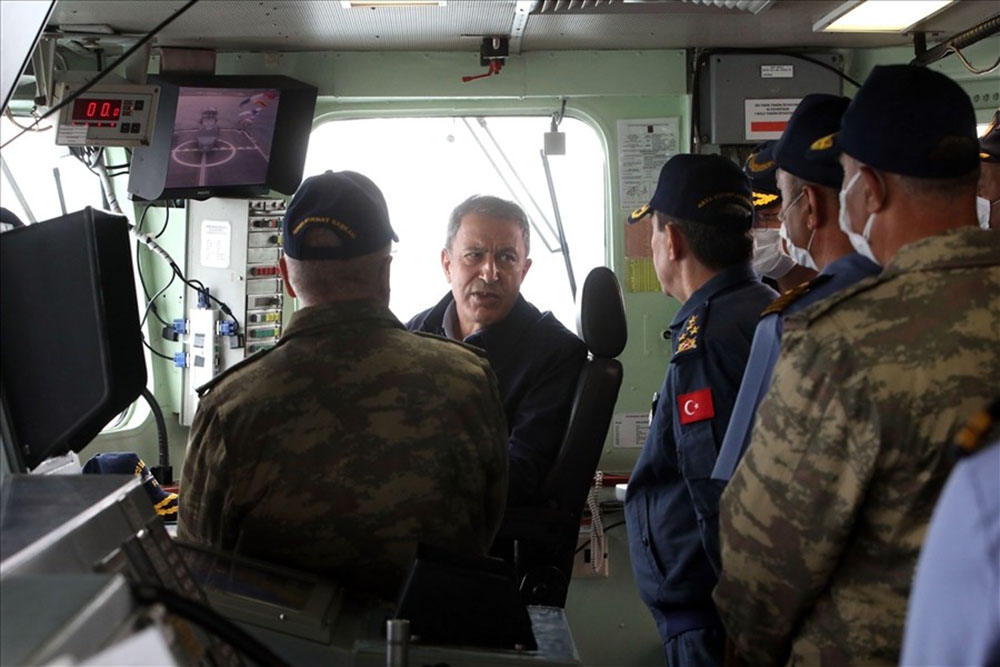 Bakan Akar ve komutanlar İskenderun Deniz Üs Komutanlığı’nda bahriyelilerle bayramlaştı