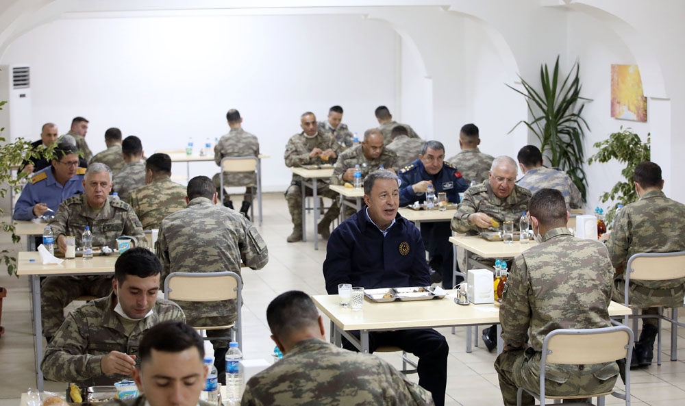 Bakan Akar ve komutanlar Ramazan’ın son iftarını sınırdaki komandolarla yaptı