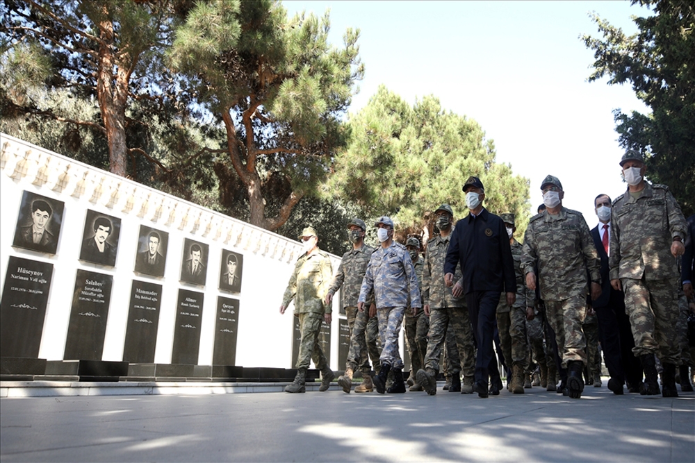 Bakan Akar ve TSK Komuta Kademesi Bakü’de şehitlik ziyaret etti