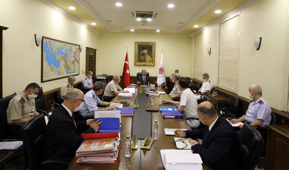 Bakan Akar, video konferans yöntemiyle bölge komutanlarından bilgi aldı