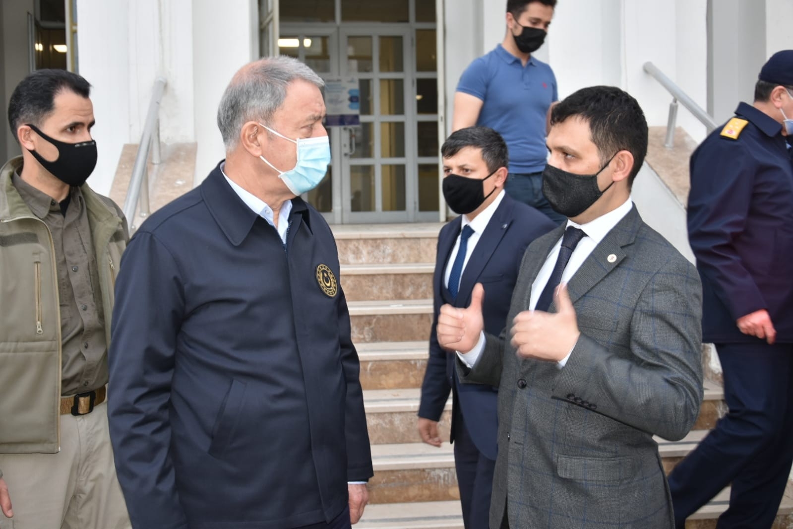 Bakan Akar, Yüksekova’daki Yıldırım Operasyonu’nun harekat merkezini ziyaret etti