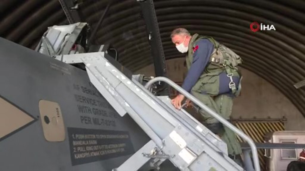 Bakan Akar’dan Ege’de uçuş