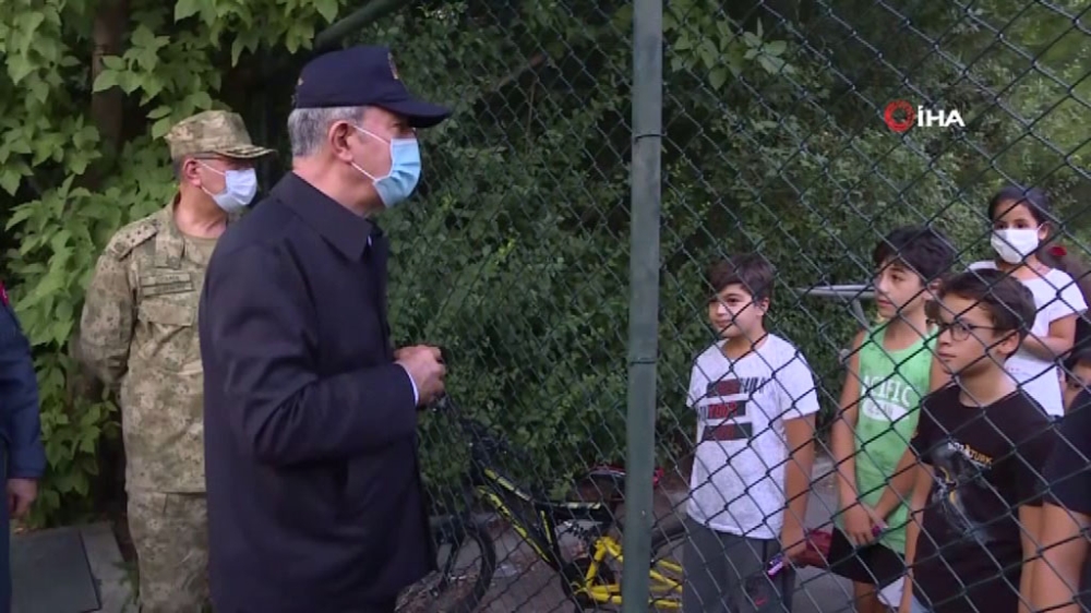 Bakan Akar’dan parkta oynayan çocukların asker selamına karşılık