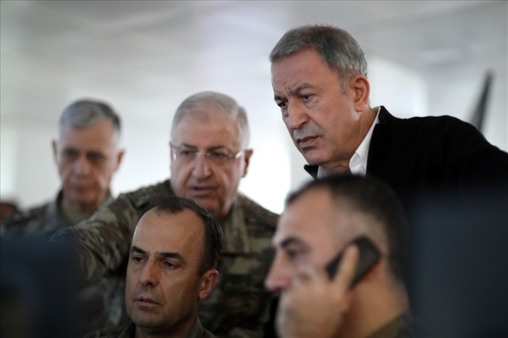 Bakan Akar’ın Bahar Kalkanı Harekatı’nı yönettiği anların fotoğrafları paylaşıldı