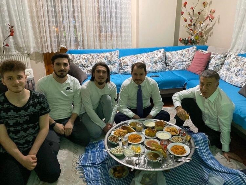 Bakan Albayrak, Abdulkadir Ömürü Ziyaret Ederek Yer Sofrasına Oturdu