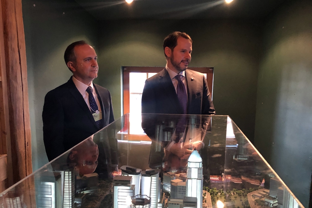 Bakan Albayrak, Davos’taki Türk Evi’ni ziyaret etti
